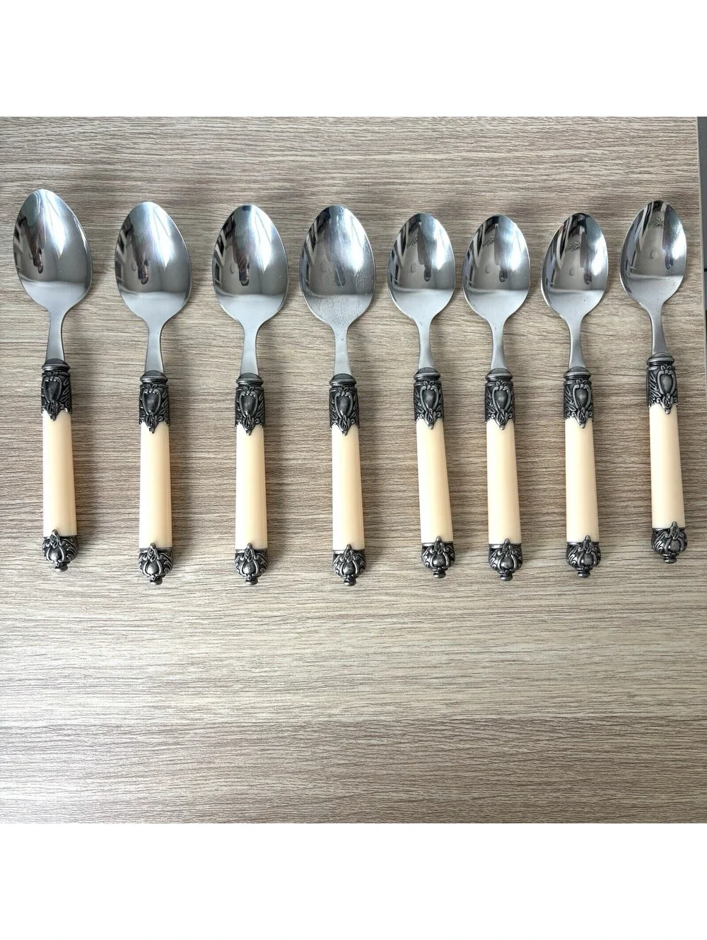 20 Pc Hampton Silversmith San Remo Cream Handle Stainless Flatware Set